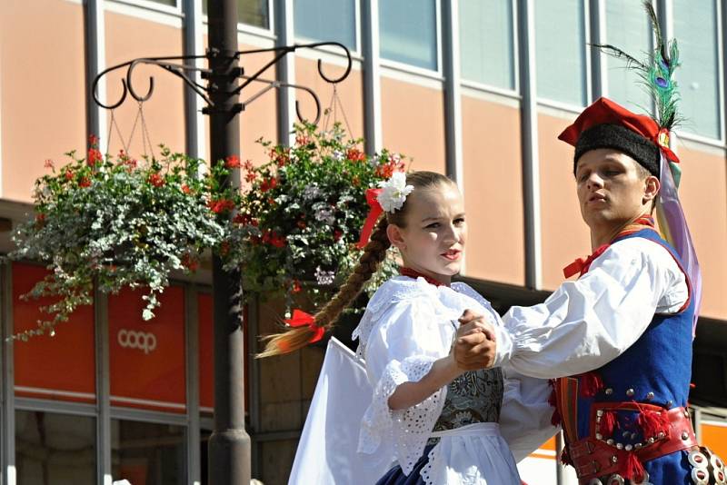 Průvod účastníků IX. ročníku Mezinárodního folklorního festivalu Vsetínský krpce centrem města Vsetín.