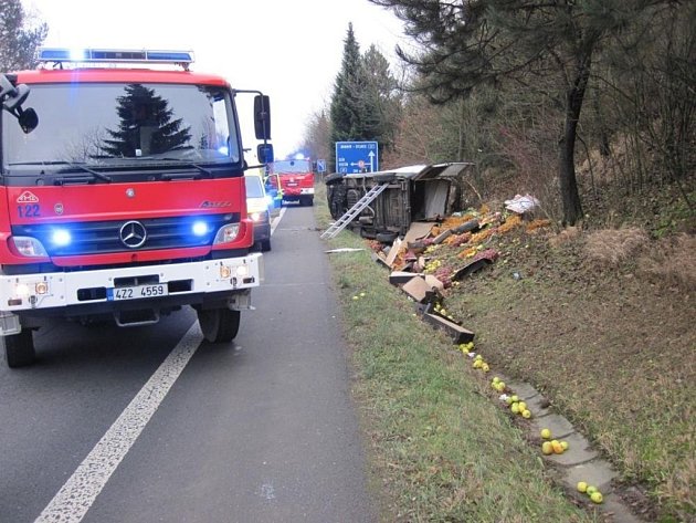 Dodávkové auto se převrátilo na bok do příkopy při jízdě po silnici mezi Vsetínem a Valašským Meziříčí. Při nehodě poblíž Vsetína se zranili tři lidé.