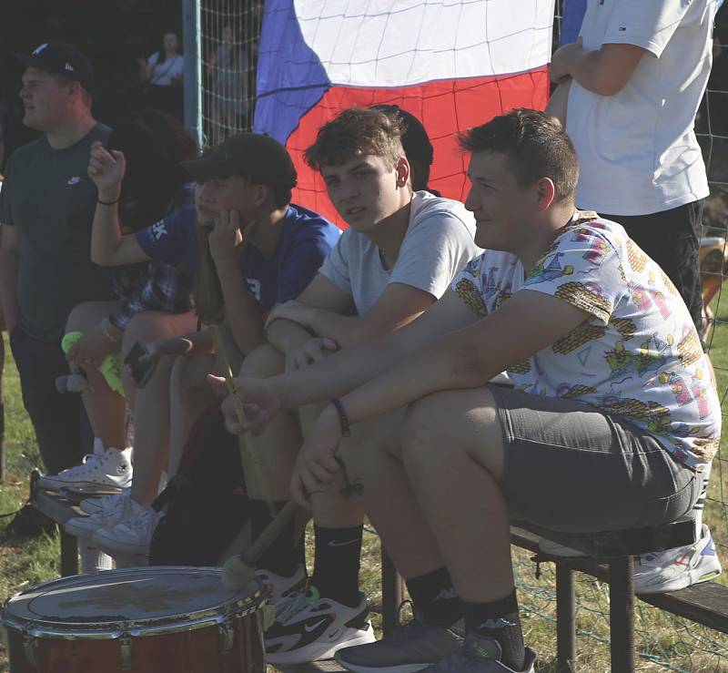 Fotbalisté Francovy Lhoty (červeno-černé dresy) zvítězili na hřišti Hrachovce 3:0 a postoupili do Krajského přeboru.