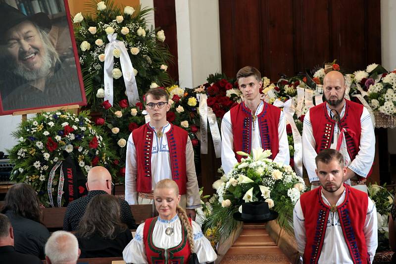 Do hudebního nebe odešel v sobotu 24. července zpěvák s nezaměnitelným hlasem a projevem, herec, výtvarník a jedna z nejvýraznějších osobností Valašska. Rodina a kamarádi se  s ním naposledy rozloučili v pátek 30. července ve vsetínském kostele.