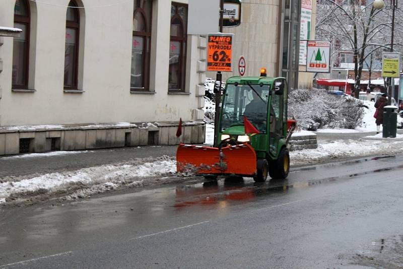 Těžké stroje technických služeb se vracejí na základnu. Po městě jezdí už pouze menší sypací zařízení s pluhem, které prohrňují chodníky