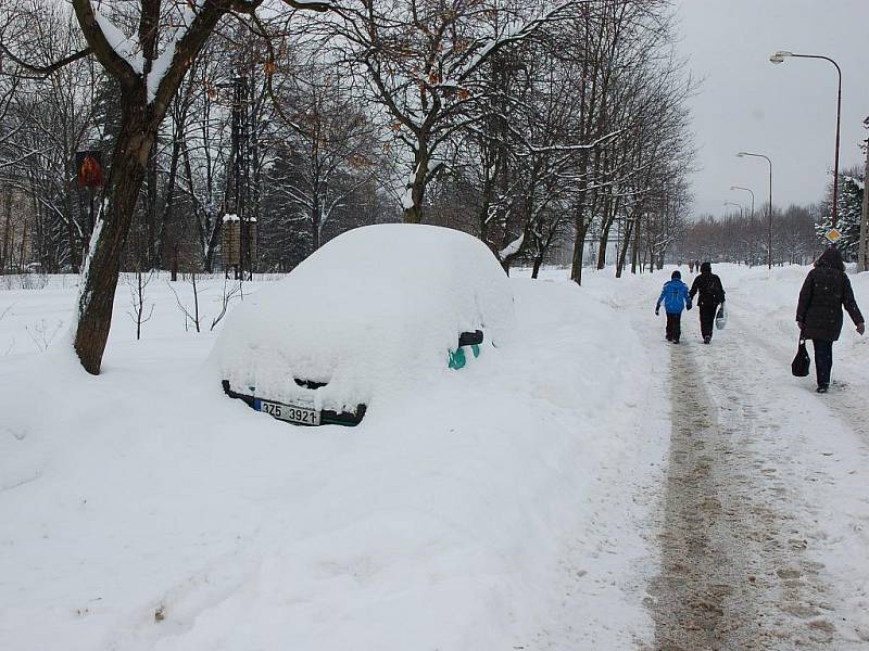 Husté sněžení komplikuje dopravu.