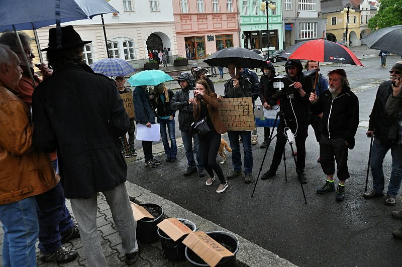 Na náměstí ve Valašském Meziříčí se v neděli 23. května 2021 uskutečnila další demonstrace ze řeku Bečvu bez jedů.