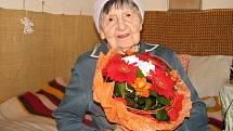 Anežka Zacharová při oslavě 102. narozenin.