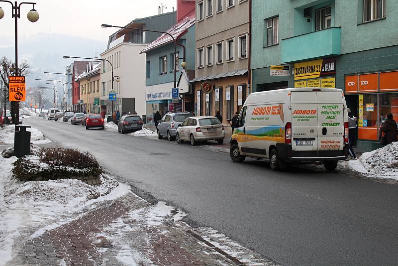 Parkování v centru Vsetína se stává noční můrou pro řidiče i městské strážníky. Nejkritičtějším místem je podle velitele městských strážníků hlavní tepna v centru města ulice Smetanova.