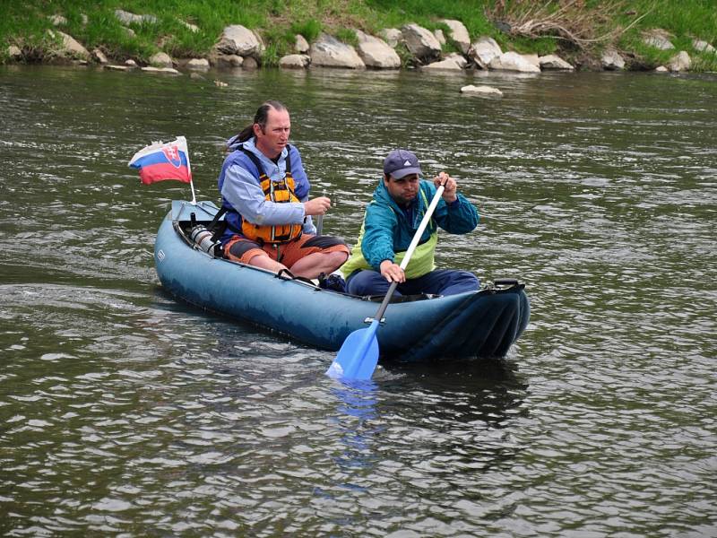 Vsetínský Turistický oddíl mládeže Skorci uspořádal ve středu 1. května 2013 tradiční Prvomájové splutí řeky Bečvy.