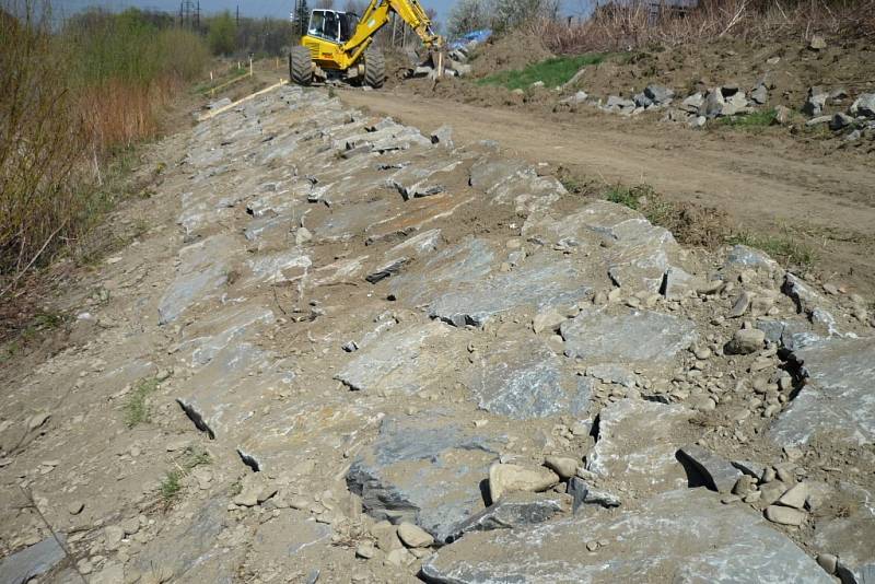 Dělníci pracují na stavbě čtyřkilometrové cyklostezky, která spojí Valašské Meziříčí s městskou částí Juřinka. Hotová bude v září 2014. 