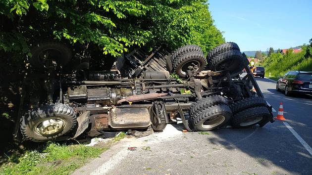 Nehoda nákladního automobilu uzavřela hlavní tah na Slovensko, řidiče transportoval vrtulník; středa 31. května 2023