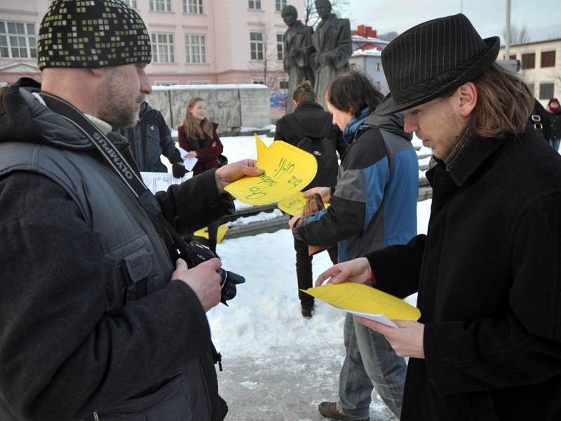 Odpůrci bourání Horního Jiřetína kvůli diskutovanému prolomení těžebních limitů se sešli ve čtvrtek 5. února 2015 na náměstí Svobody ve Vsetíně