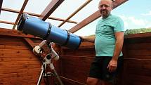 Vlastimil Musil z Ratiboře se zabývá astrofotografií. Získal Cenu Jindřicha Zemana za astrofotografii roku 2014. Malou observatoř s vybavením má na balkoně svého domu.