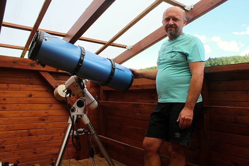 Vlastimil Musil z Ratiboře se zabývá astrofotografií. Získal Cenu Jindřicha Zemana za astrofotografii roku 2014. Malou observatoř s vybavením má na balkoně svého domu.