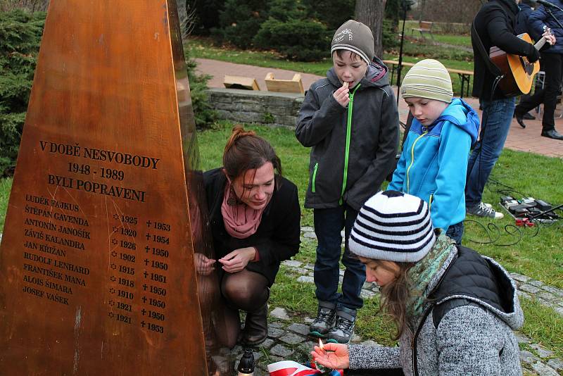 Desítky lidí si u příležitosti Dne boje za svobodu a demokracii připomněly historicky významný den. U památníku obětem totality v Panské zahradě ve Vsetíně zavzpomínala na listopadové události zástupci města a Blanka Andělová ze Svazu bojovníků za svobodu