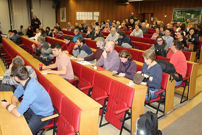 Nad možnou stavbou spalovny ve Vsetíně přišlo 17. prosince 2018 diskutovat na městský úřad přes sto lidí.
