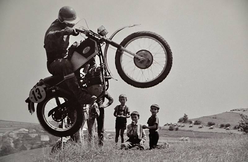 Výstava nazvaná Fenomén motocyklistiky ve výstavních prostorách zámku ve Vsetíně