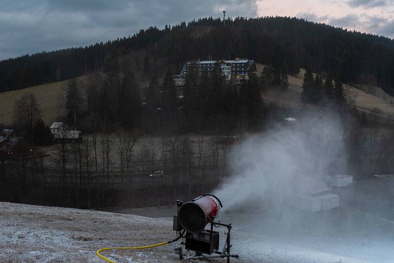 Ve Ski areálu Razula ve Velkých Karlovicích se ve čtvrtek 25. listopadu poprvé rozjela sněžná děla.