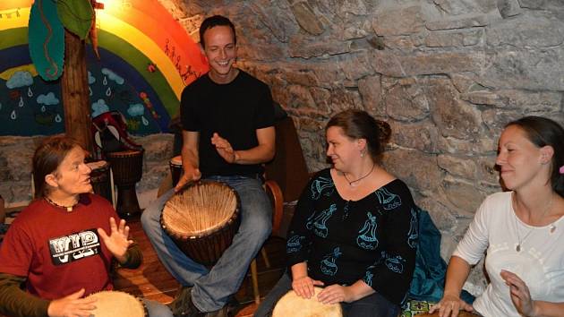 Bubeníci pilně trénují na vystoupení na festivalu Valmez proti chudobě, který začíná ve čtvrtek 19. září 2013 ve Valašském Meziříčí; 