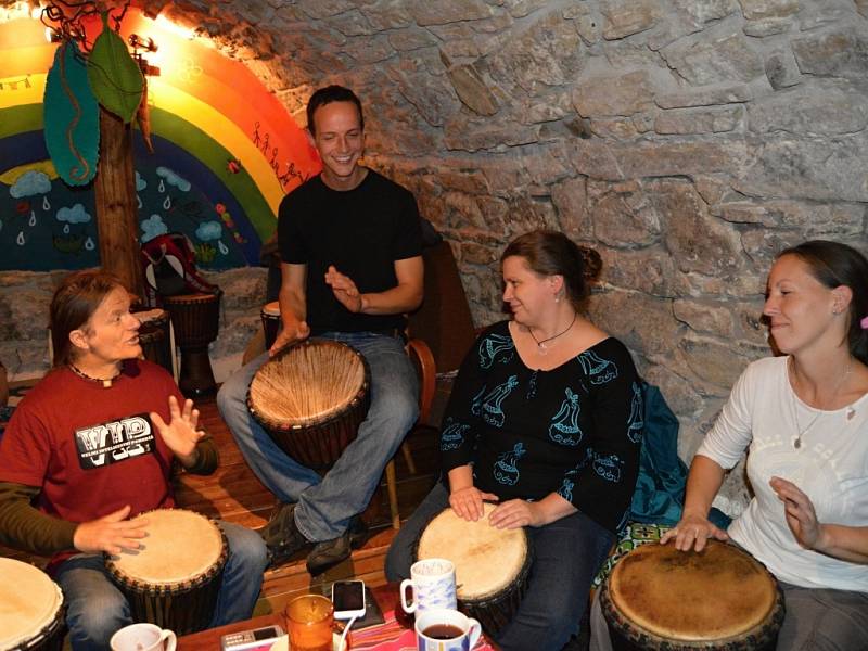 Bubeníci pilně trénují na vystoupení na festivalu Valmez proti chudobě, který začíná ve čtvrtek 19. září 2013 ve Valašském Meziříčí; 