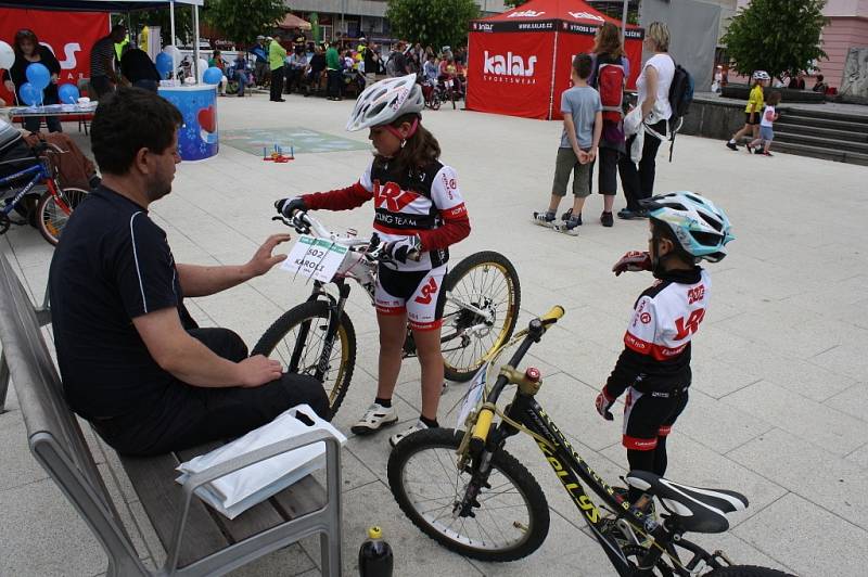 Deset nových vítězů a držitelů žlutého trikotu Tour de Kids bylo dekorováno v neděli ve Vsetíně. 