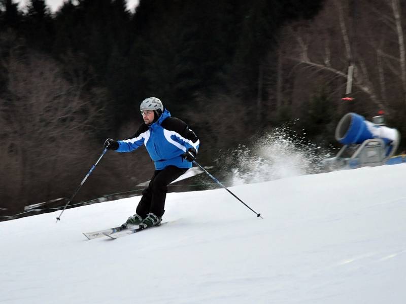 Lyžaři ve Skiareálu Sachova Studánka v Horní Bečvě; sobota 3. ledna 2015
