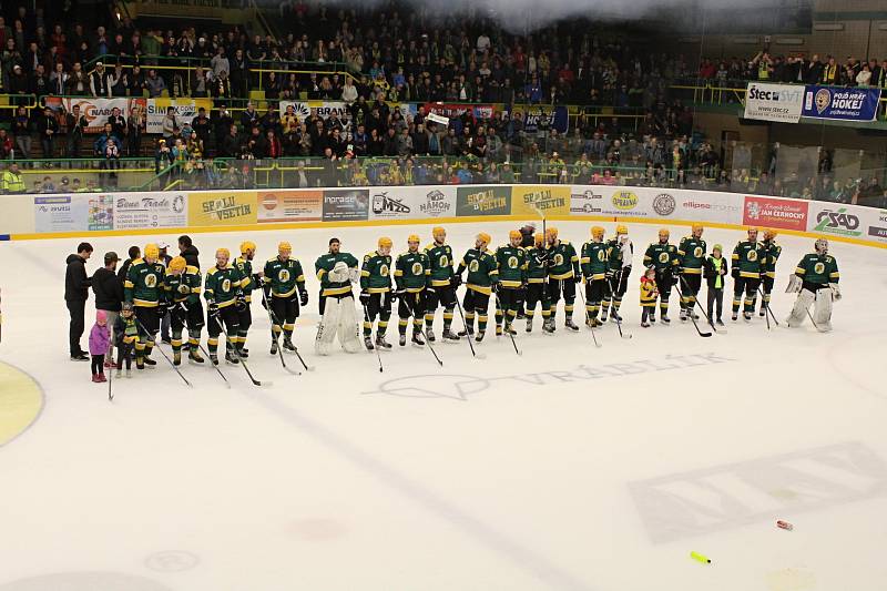 Třetí a rozhodující utkání finálové série II. hokejové ligy - skupiny Východ mezi domácím VHK Robe Vsetín (zelenožluté dresy) a HC Torax Poruba