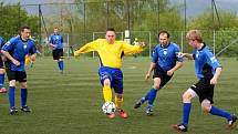 Fotbalisté Valašského Meziříčí B (žluté dresy) doma porazili Brumov B 2:1.