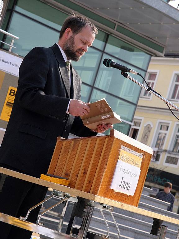 Ve vsetíně odstartoval třídenní maraton ve čtení nového opisu Bible.