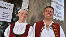 Manželé Pavlína a Ludvík Ryšicovi přišli v sobotu 11. října 2014 do volební místnosti v Krhové na Mezřičsku ve valašském kroji.