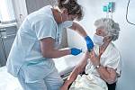 Zdravotníci ve Vsetínské nemocnici očkují seniory vakcínou proti koronaviru.