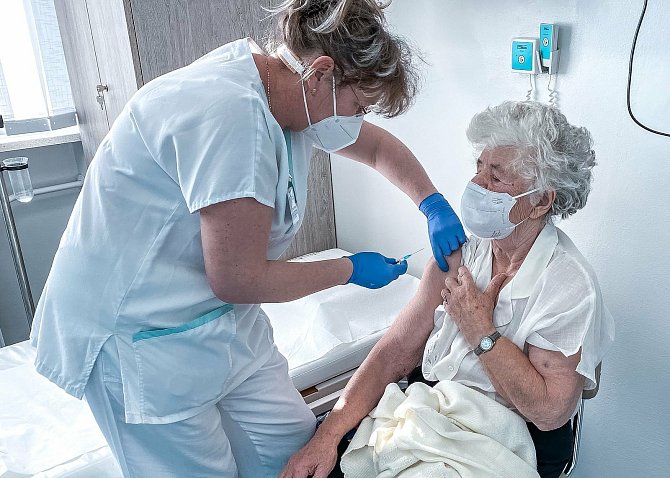 Zdravotníci ve Vsetínské nemocnici očkují seniory vakcínou proti koronaviru.