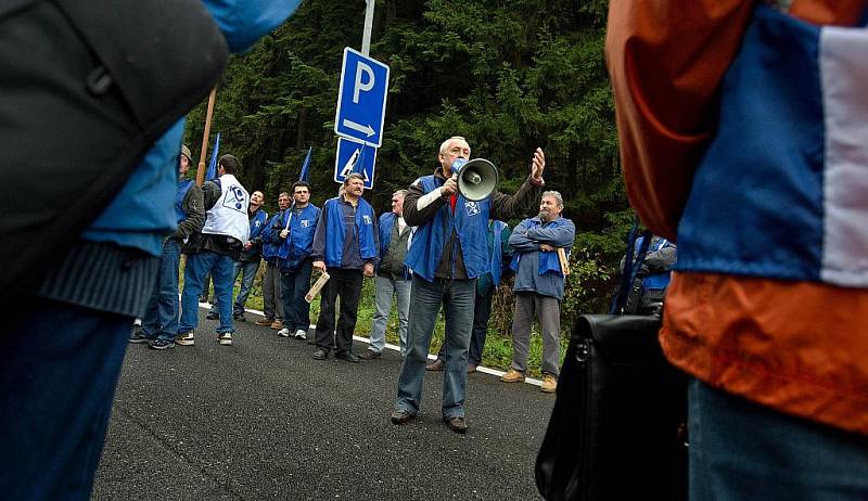 Hraniční přejezd z Velkých Karlovic do slovenského Makova zablokovali v úterý 11. října slovenští odboráři, aby tak upozornili na sociální politiku vlády Ivety Radičové.