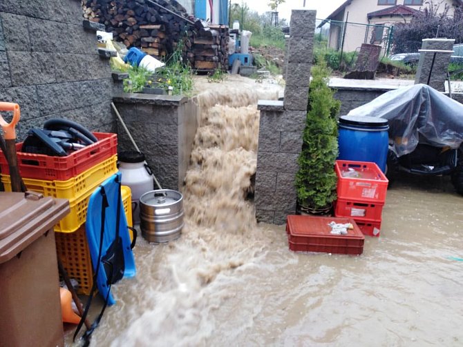 Blesková povodeň 22. května 2019 zaplavila zahrady u domů ve Lhotě u Vsetína.
