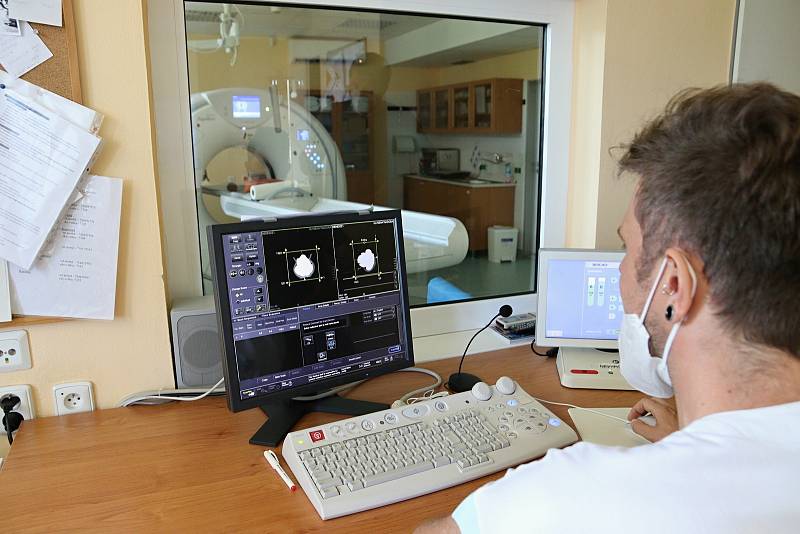 Vedoucí radiologický asistent radiodiagnostického oddělení Nemocnice AGEL ve Valašském Meziříčí Tomáš Tejkl při CT "vyšetření" nalezeného hrníčku s mincemi ze 14. století.