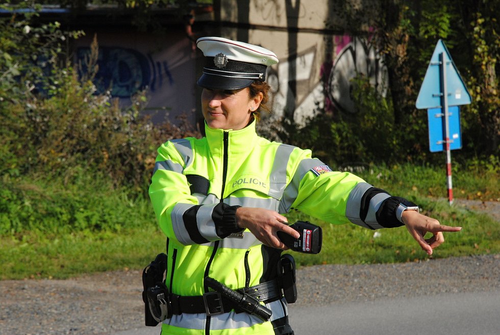 Valašský deník | Dětská policie pokutovala řidiče za nezapnuté pásy a  neplatné doklady | fotogalerie