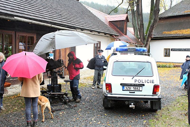 Filmaři natáčí ve Velkých Karlovicích volné pokračování seriálu Doktor Martin. Třináctidílná sada ponese název Strážmistr Topinka a hlavní roli si zahraje Robert Mikluš. V seriálu se nově objeví Jiří Bartoška nebo Jenovéfa Boková.