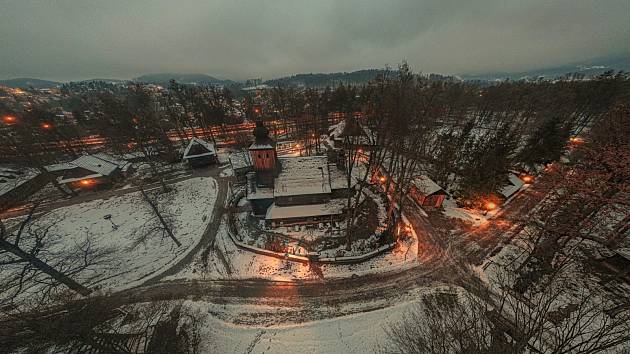 Večerní Valašské muzeum v přírodě pohledem z dronu i ze země.