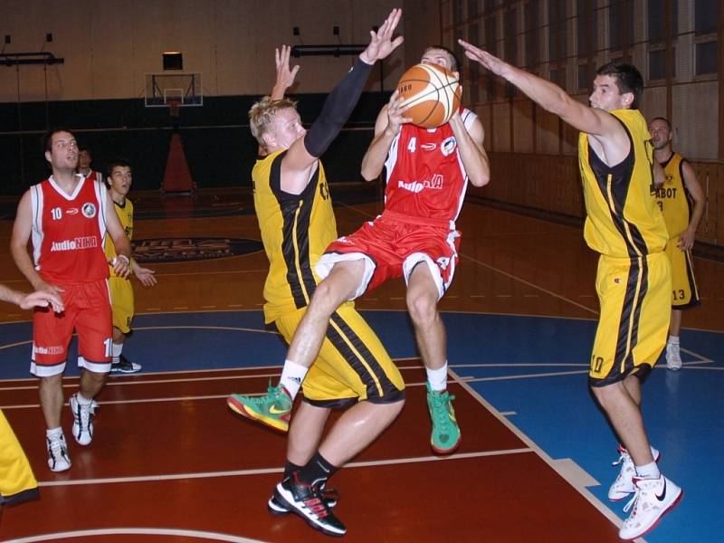 II. liga basketbalistů: BK Val. Meziříčí (žluté dresy) vs. KK Jasenice.