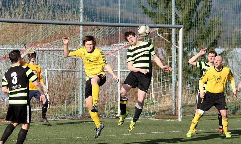 Fotbalisté Kelče B (pruhovaní Sršni) prohráli s VKK B 1:3. 