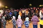 V Janové na Vsetínsku spojili akci Česko zpívá koledy s vlastním jarmarkem a rozsvícením vánočního stromu; středa 7. prosince 2022