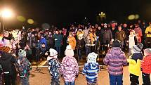 V Janové na Vsetínsku spojili akci Česko zpívá koledy s vlastním jarmarkem a rozsvícením vánočního stromu; středa 7. prosince 2022
