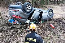 Záchranáři zasahují ve středu 15. března 2023 u nehody osobního vozu u Liptálu na Vsetínsku.
