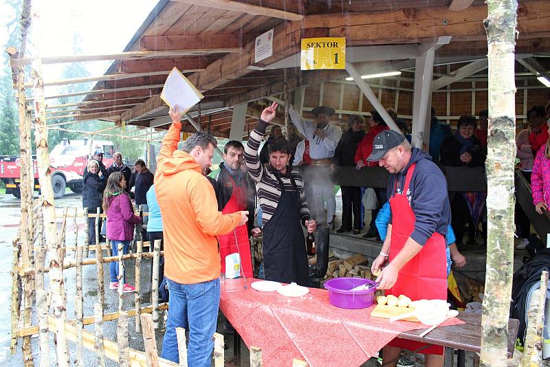 V kulturním areálu v Liptálu se konal v sobotu 23. září Gastro folklorní festival. Dopoledne patřilo soutěži ve vaření a pojídání brynzových halušek.