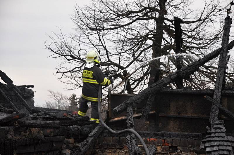 Hasiči dohašují rozsáhlý požár, který vážně poničil historickou budovy Libušína na Pustevnách postavenou podle architekta Dušana Jurkoviče; Pustevny, Prostřední Bečva, pondělí 3. března 2014.