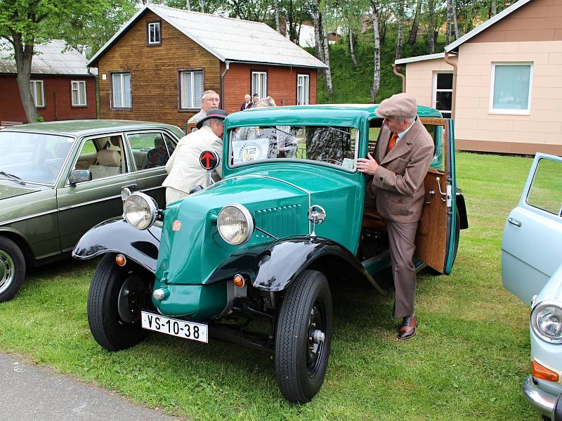 Veterán Car Club Rožnov pod Radhoštěm uspořádal pro majitele i všechny milovníky historických motorek a automobilů tradiční orientační jízdu Veteráni Valašskem. Majitelé skvostů, ve kterých jezdili naši dědečci a babičky odstartovali v sobotu v 9.30 z aut