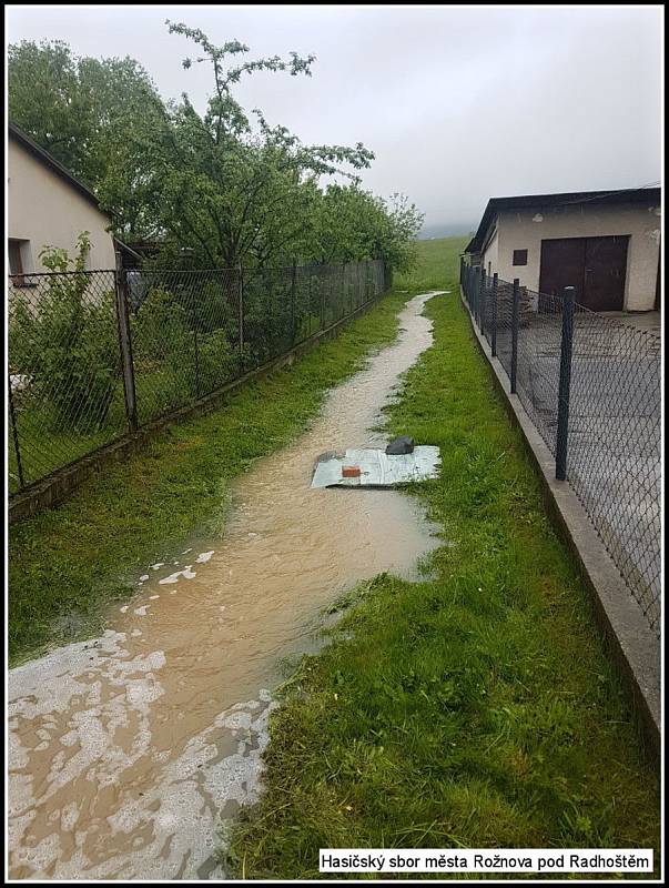 Hasiči z Rožnova pod Radhoštěm vyjížděli ve středu 22. května 2019 od dopoledních hodin k několika zaplaveným komunikacím na Rožnovsku. V rožnovské ulici Lipová zaplavovala voda místní Camp. Hasiči vodu odklonili do kanalizace pomocí pytlů s pískem. Na řa