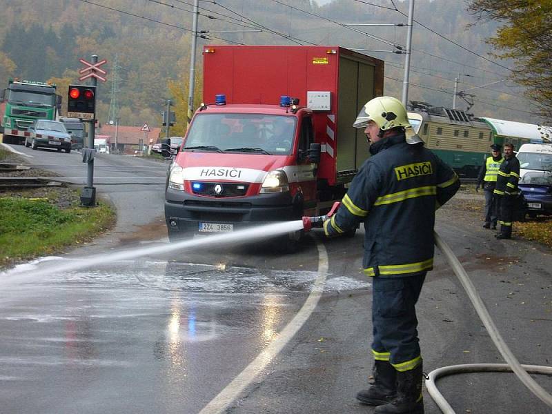 Hasiči likvidovali masivní únik nafty po nehodě u přejezdu