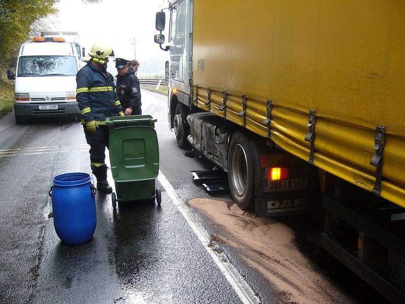 Hasiči likvidovali masivní únik nafty po nehodě u přejezdu