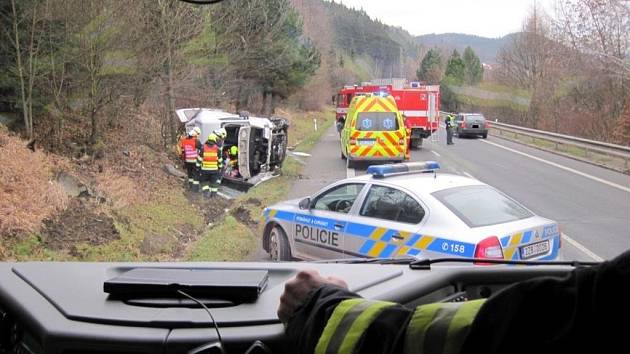 Dodávkové auto se převrátilo na bok do příkopy při jízdě po silnici mezi Vsetínem a Valašským Meziříčí. Při nehodě poblíž Vsetína se zranili tři lidé.