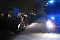 Při nehodě u Lešné se ve středu 30. listopadu 2016 převrátil kamion