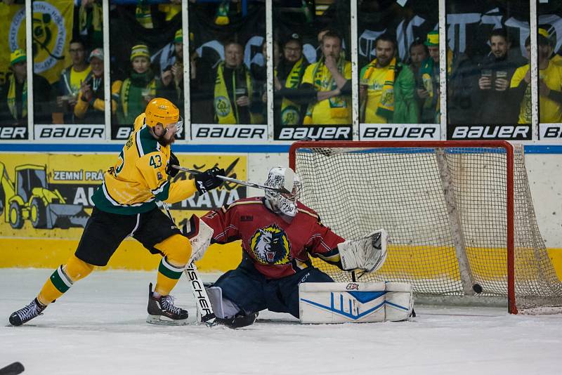 Šesté kolo kvalifikace o WSM ligu, zápas mezi týmy HC Vlci Jablonec nad Nisou a VHK ROBE Vsetín, se odehrálo 13. dubna na zimním stadionu v Jablonci nad Nisou. Na snímku zleva René Kajaba a brankář Jiří Stejskal.