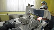 Operace očí ve Valašském očním centru v nemocnici ve Vsetíně, pátek 15. února 2013.